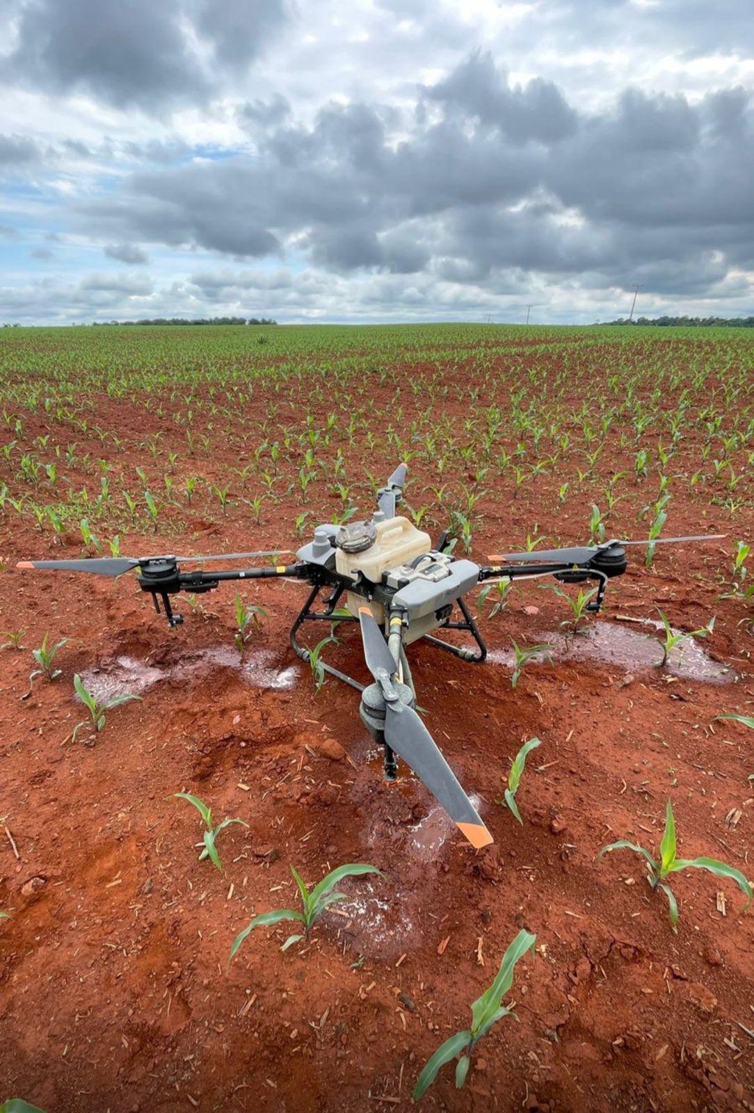 Drone DJI Agras T10 Pulverizador Agrícola - kit - Pulverização Eficiente e Tecnologia de Ponta